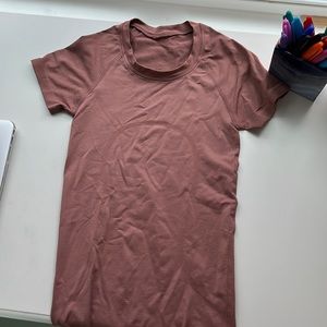 Lulu shortsleeve.pink/red color.Size 0 worn before but still in great condition.